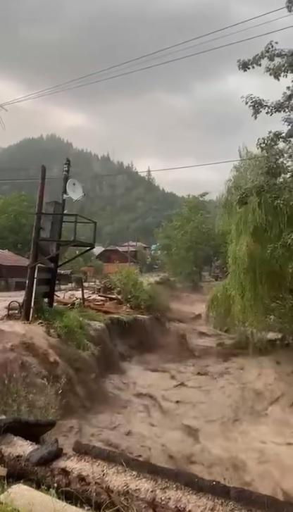 Viituri puternice în Suceava, după codul roșu de furtună. Mașini luate de apă, case inundate, grindină uriașă 993623