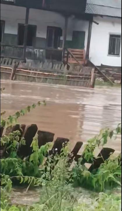 Viituri puternice în Suceava, după codul roșu de furtună. Mașini luate de apă, case inundate, grindină uriașă 993624