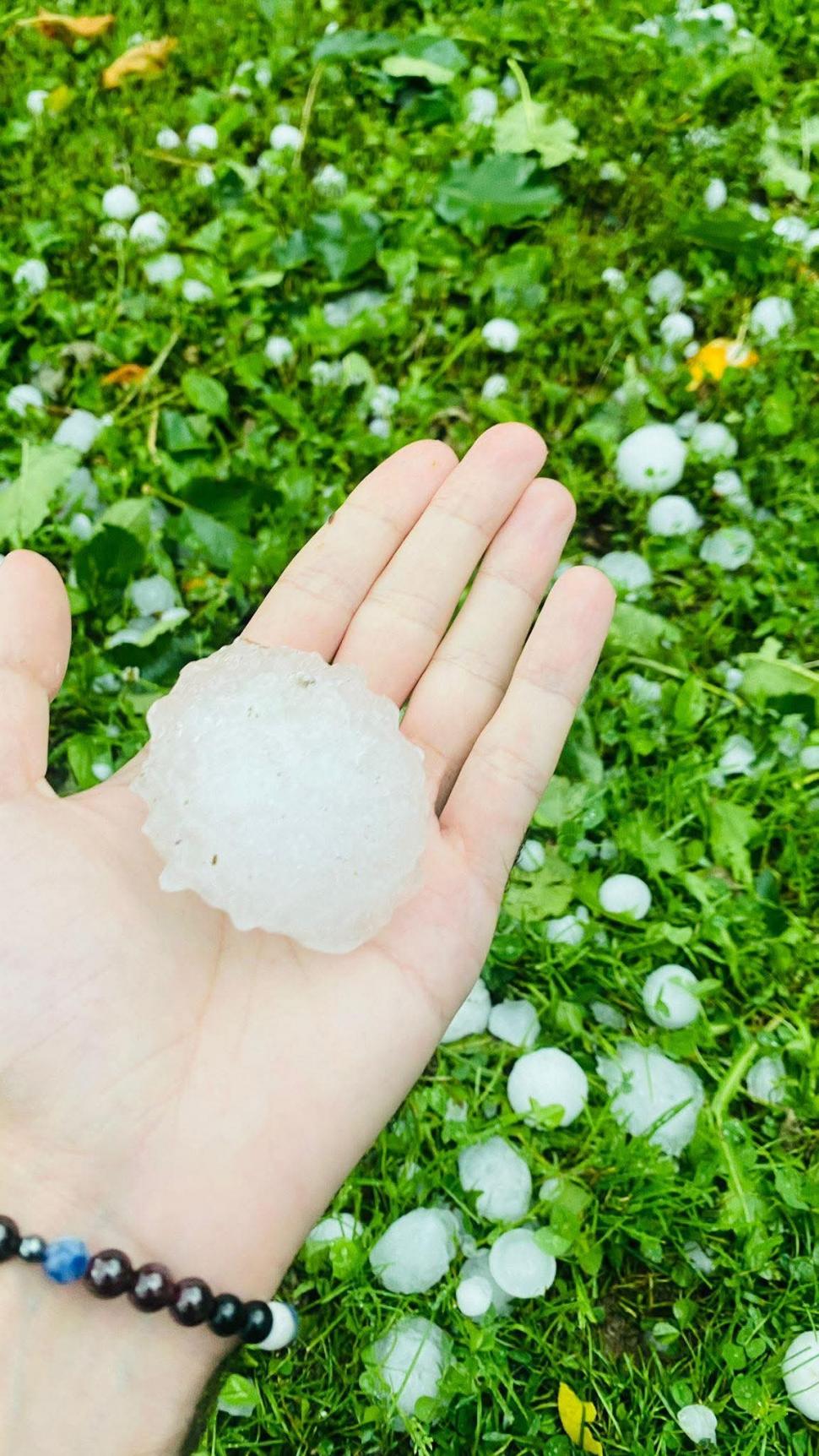 Viituri puternice în Suceava, după codul roșu de furtună. Mașini luate de apă, case inundate, grindină uriașă 993625