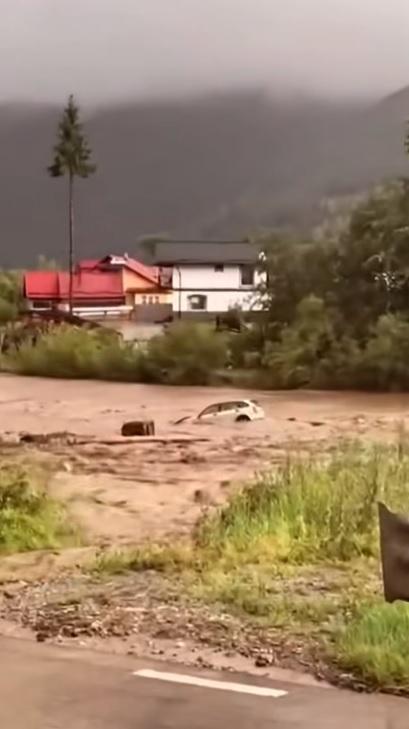 Viituri puternice în Suceava, după codul roșu de furtună. Mașini luate de apă, case inundate, grindină uriașă 993627