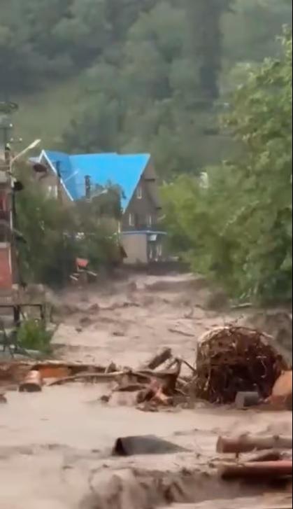 Viituri puternice în Suceava, după codul roșu de furtună. Mașini luate de apă, case inundate, grindină uriașă 993628