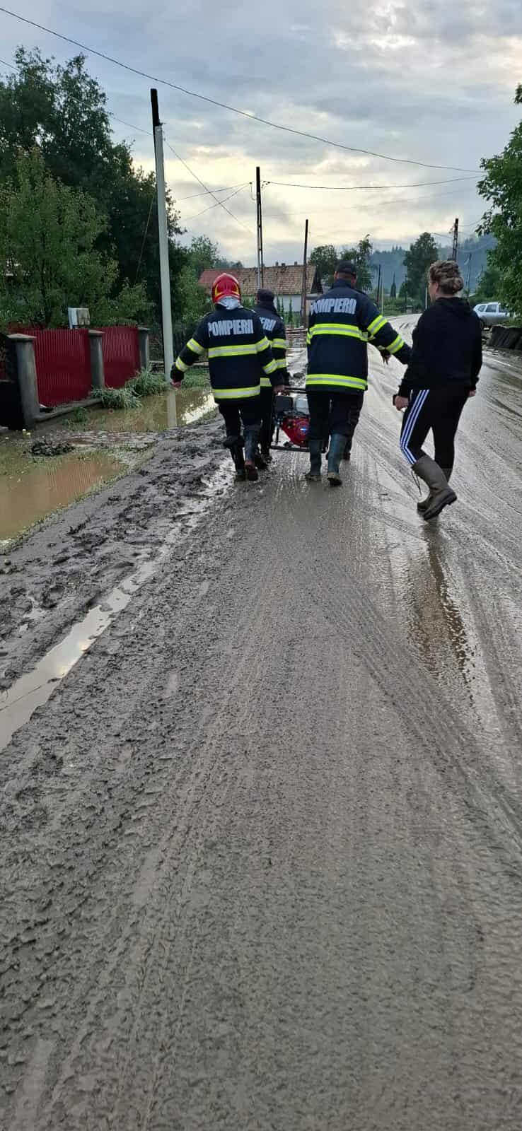 Imaginile dezastrului după viiturile din Moldova. O persoană a fost găsită moartă în albia unui pârâu 993638