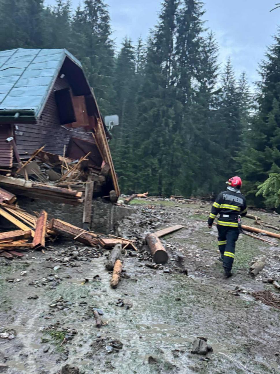 Imaginile dezastrului după viiturile din Moldova. O persoană a fost găsită moartă în albia unui pârâu 993641