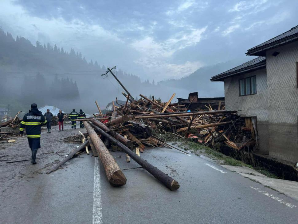 Imaginile dezastrului după viiturile din Moldova. O persoană a fost găsită moartă în albia unui pârâu 993643