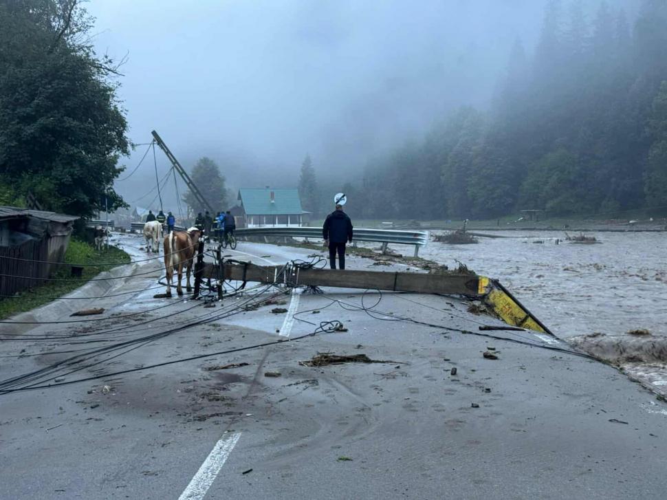 Imaginile dezastrului după viiturile din Moldova. O persoană a fost găsită moartă în albia unui pârâu 993656