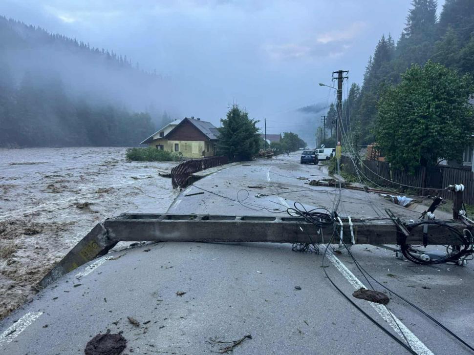 Imaginile dezastrului după viiturile din Moldova. O persoană a fost găsită moartă în albia unui pârâu 993657