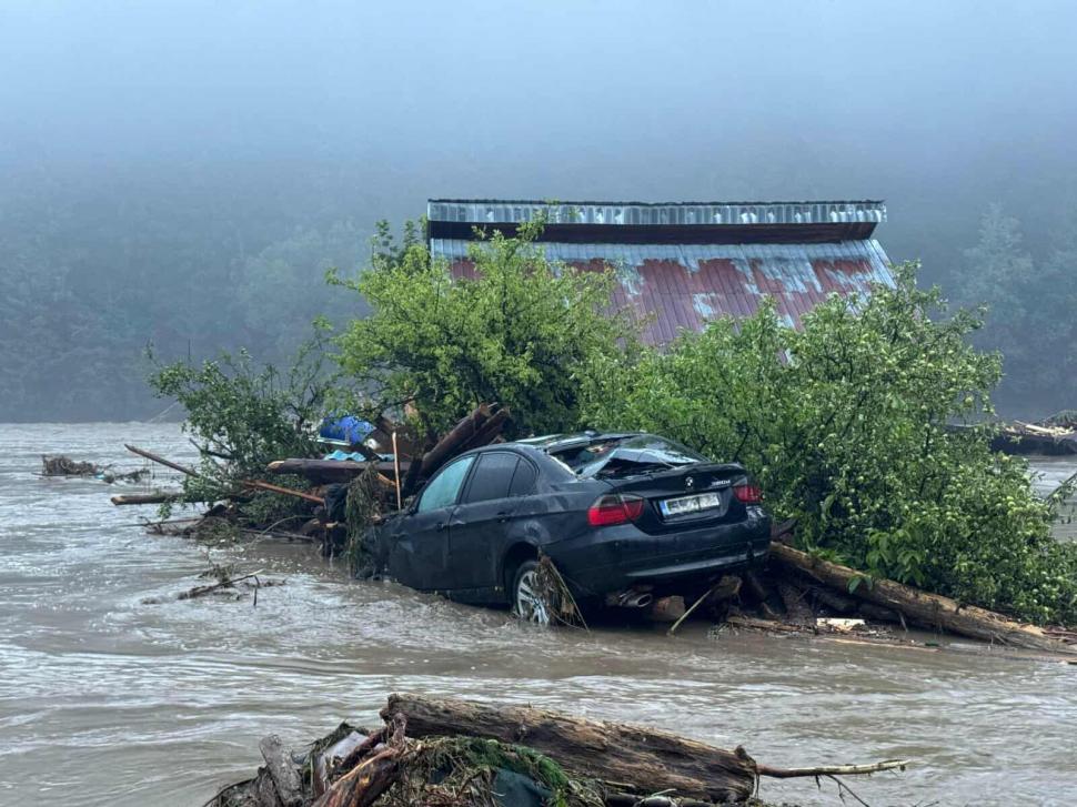 Imaginile dezastrului după viiturile din Moldova. O persoană a fost găsită moartă în albia unui pârâu 993659
