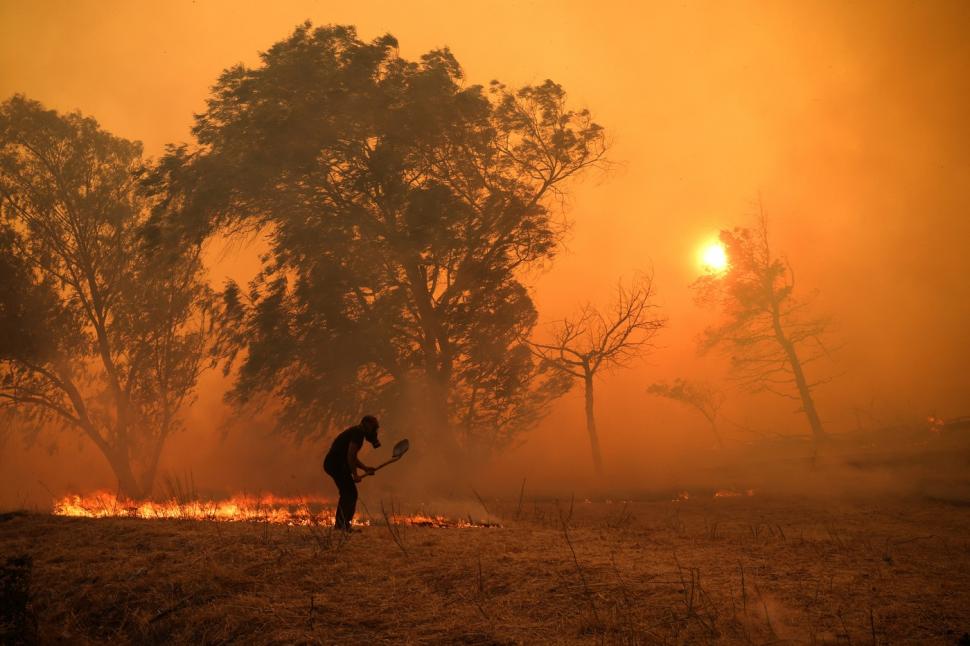 Imagini apocaliptice cu incendiile de vegetaţie din Europa. Zeci de turişti, evacuaţi de pe plaje cu bărci şi elicoptere în Italia 993746