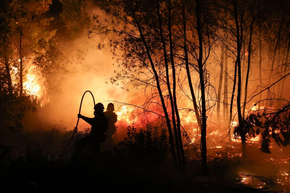 Imagini apocaliptice cu incendiile de vegetaţie din Europa. Zeci de turişti, evacuaţi de pe plaje cu bărci şi elicoptere în Italia 993751