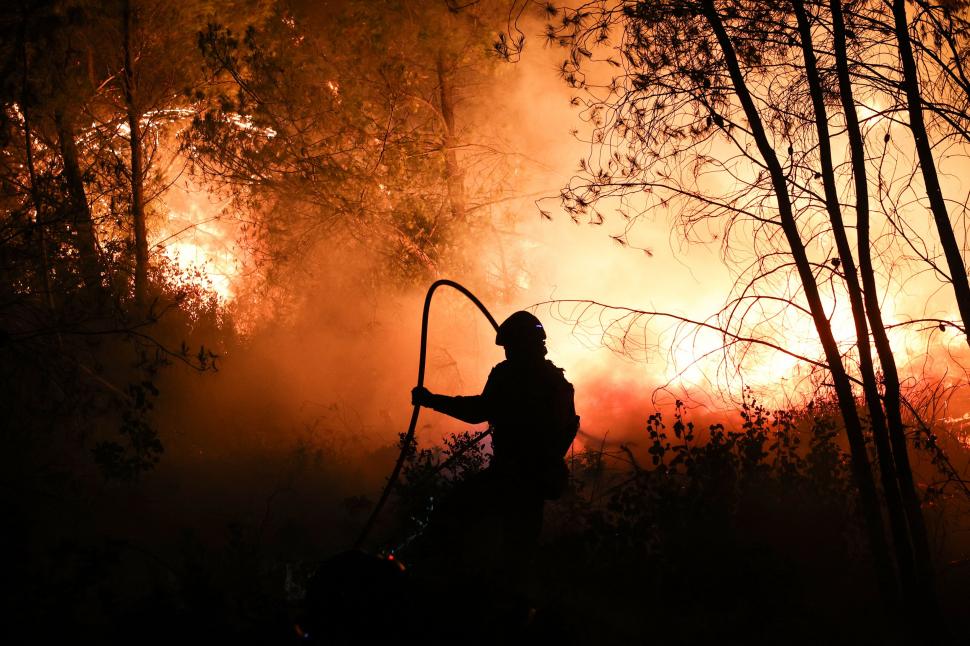 Imagini apocaliptice cu incendiile de vegetaţie din Europa. Zeci de turişti, evacuaţi de pe plaje cu bărci şi elicoptere în Italia 993752