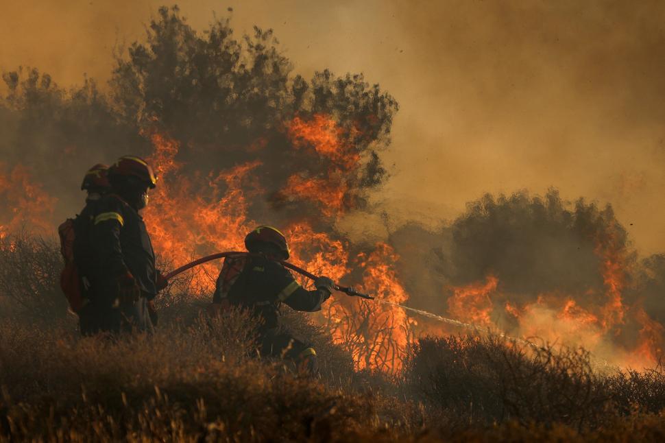 Imagini apocaliptice cu incendiile de vegetaţie din Europa. Zeci de turişti, evacuaţi de pe plaje cu bărci şi elicoptere în Italia 993755