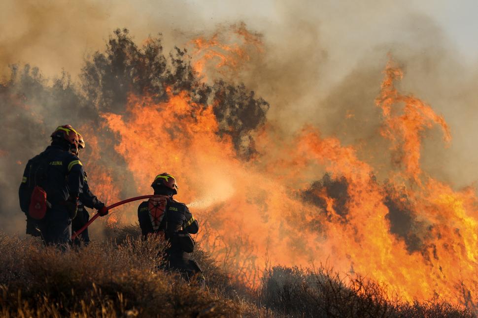 Imagini apocaliptice cu incendiile de vegetaţie din Europa. Zeci de turişti, evacuaţi de pe plaje cu bărci şi elicoptere în Italia 993757