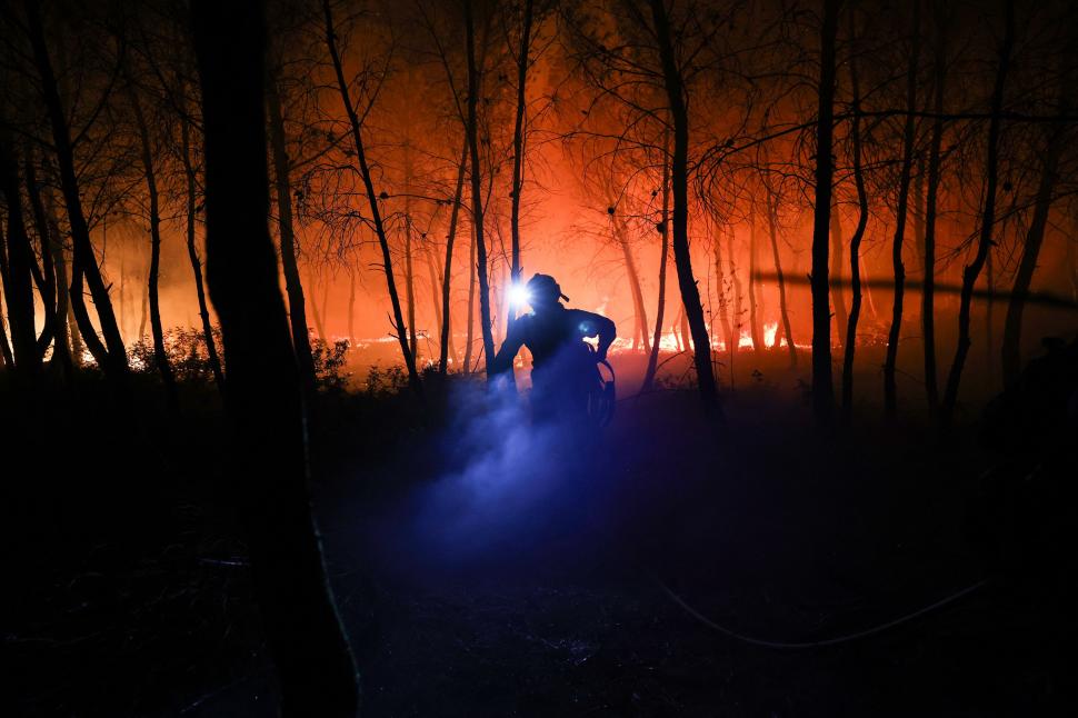 Imagini apocaliptice cu incendiile de vegetaţie din Europa. Zeci de turişti, evacuaţi de pe plaje cu bărci şi elicoptere în Italia 993759
