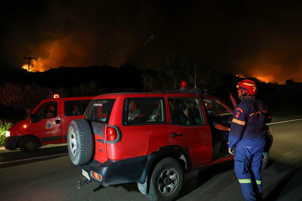 Imagini apocaliptice cu incendiile de vegetaţie din Europa. Zeci de turişti, evacuaţi de pe plaje cu bărci şi elicoptere în Italia 993767