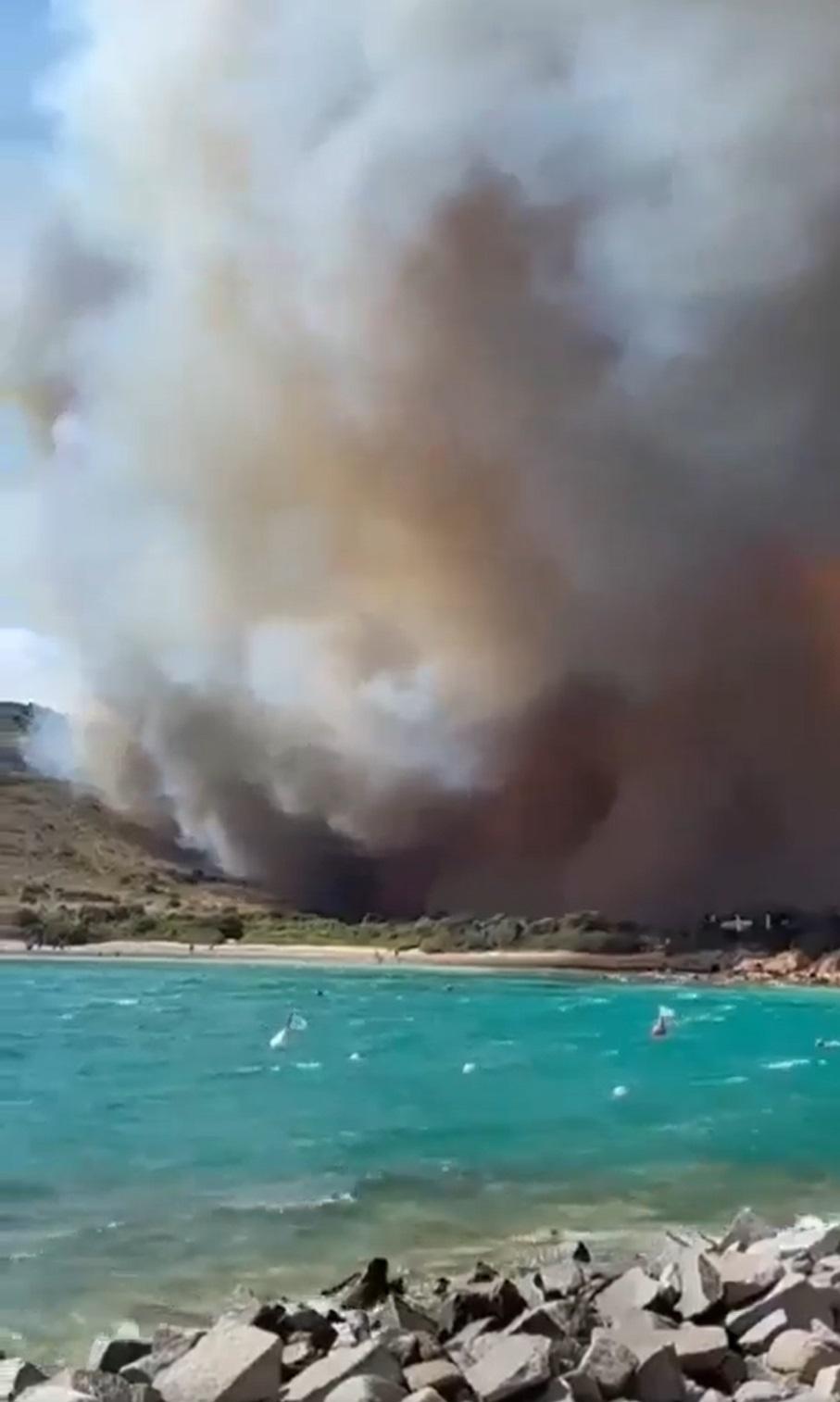 Imagini apocaliptice cu incendiile de vegetaţie din Europa. Zeci de turişti, evacuaţi de pe plaje cu bărci şi elicoptere în Italia 993779