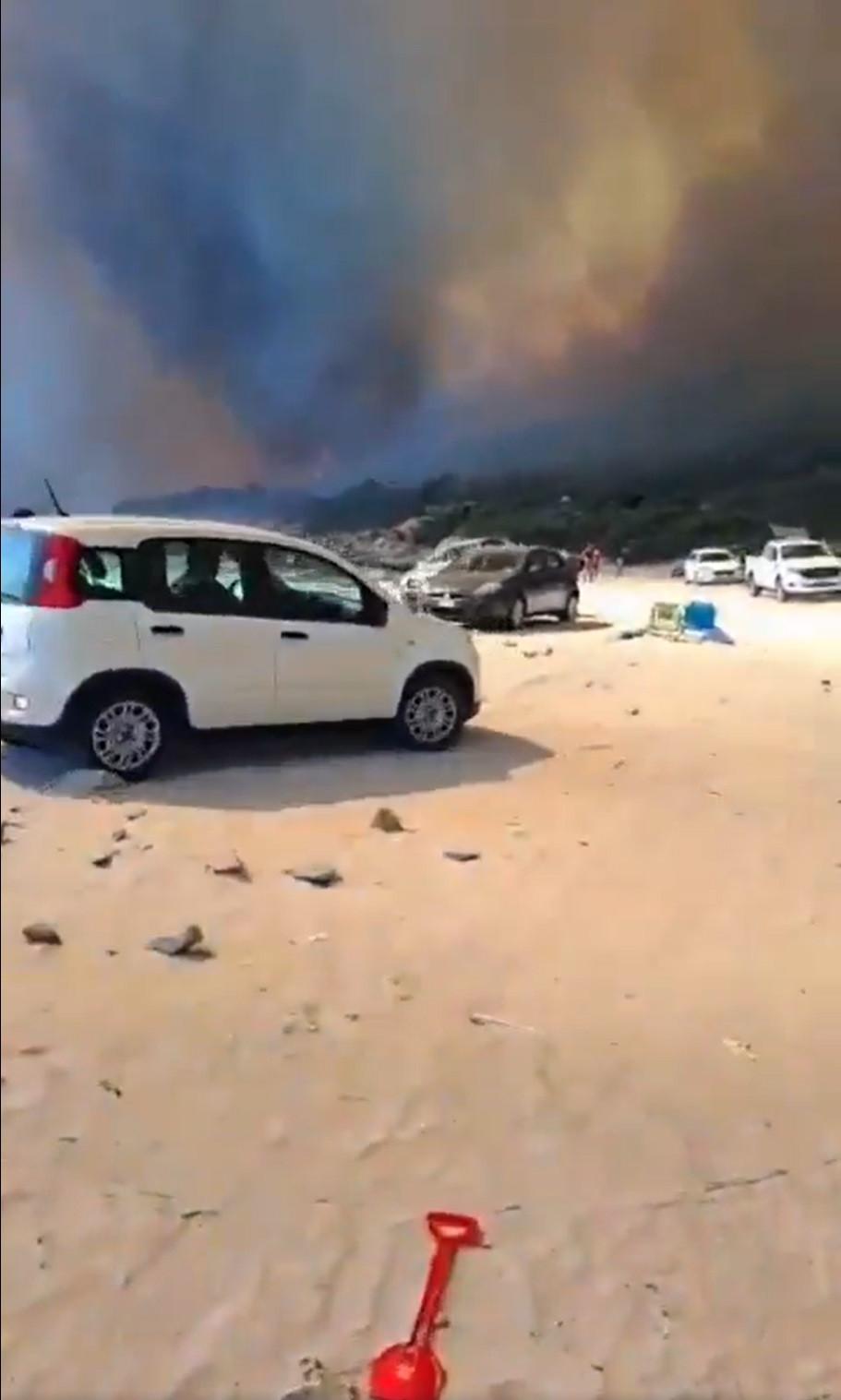 Imagini apocaliptice cu incendiile de vegetaţie din Europa. Zeci de turişti, evacuaţi de pe plaje cu bărci şi elicoptere în Italia 993780