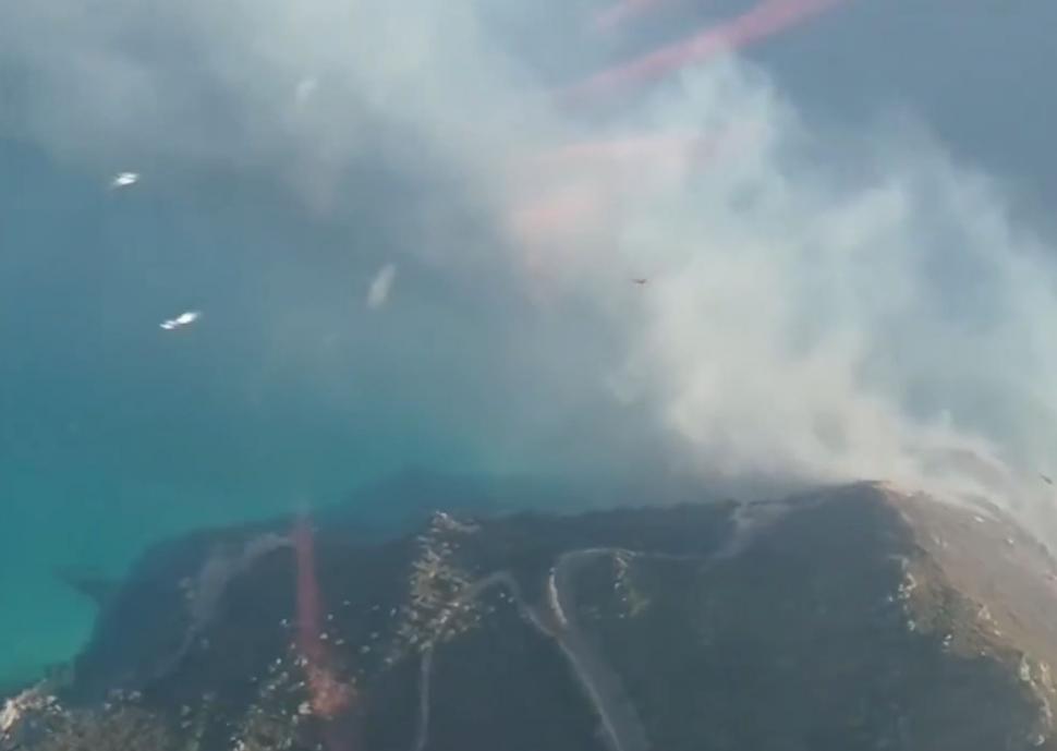 Imagini apocaliptice cu incendiile de vegetaţie din Europa. Zeci de turişti, evacuaţi de pe plaje cu bărci şi elicoptere în Italia 993786