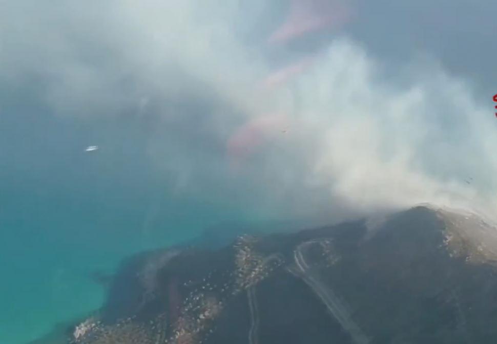 Imagini apocaliptice cu incendiile de vegetaţie din Europa. Zeci de turişti, evacuaţi de pe plaje cu bărci şi elicoptere în Italia 993787