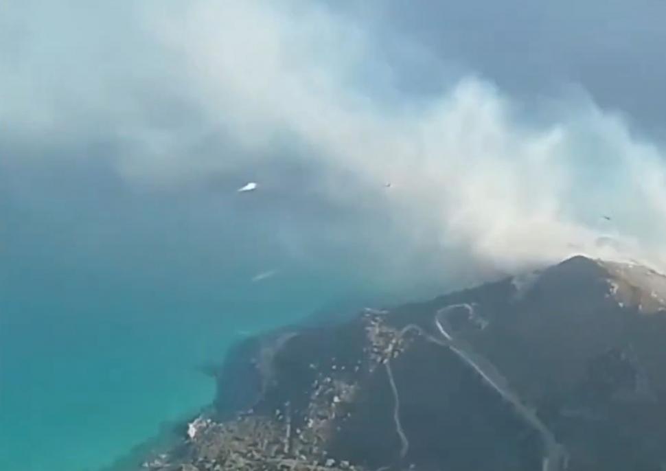 Imagini apocaliptice cu incendiile de vegetaţie din Europa. Zeci de turişti, evacuaţi de pe plaje cu bărci şi elicoptere în Italia 993788