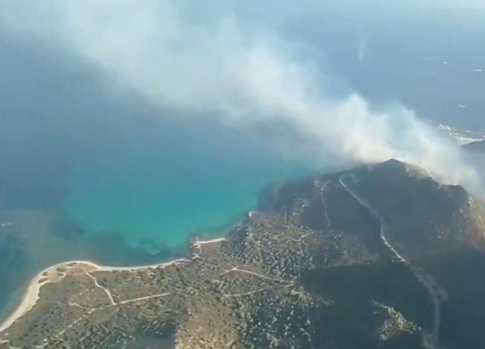 Imagini apocaliptice cu incendiile de vegetaţie din Europa. Zeci de turişti, evacuaţi de pe plaje cu bărci şi elicoptere în Italia 993789