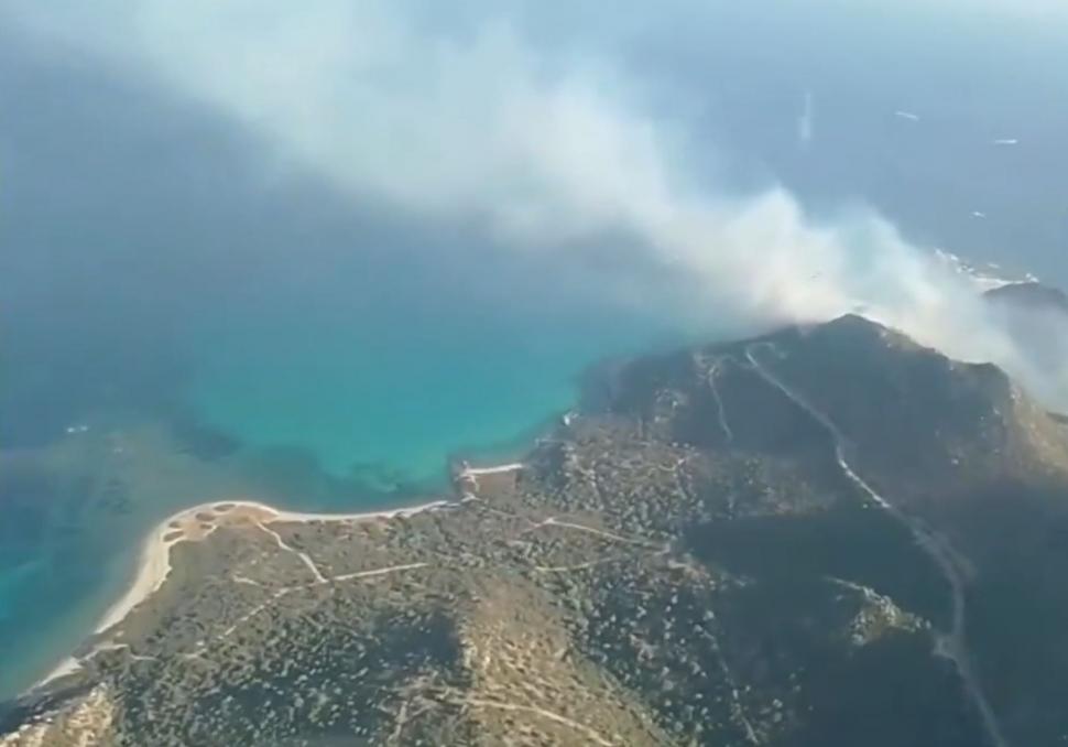 Imagini apocaliptice cu incendiile de vegetaţie din Europa. Zeci de turişti, evacuaţi de pe plaje cu bărci şi elicoptere în Italia 993790