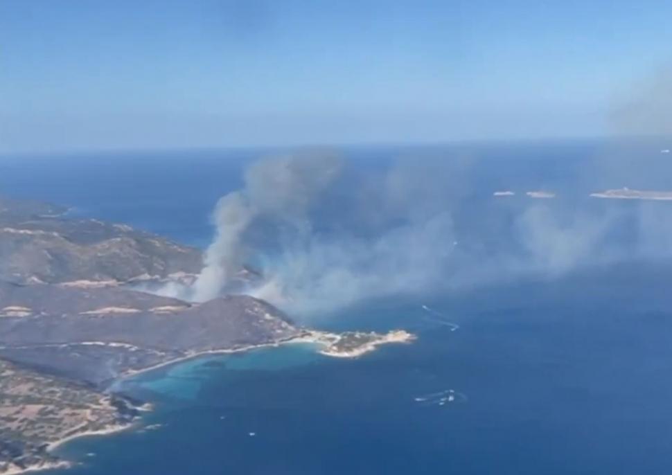 Imagini apocaliptice cu incendiile de vegetaţie din Europa. Zeci de turişti, evacuaţi de pe plaje cu bărci şi elicoptere în Italia 993791