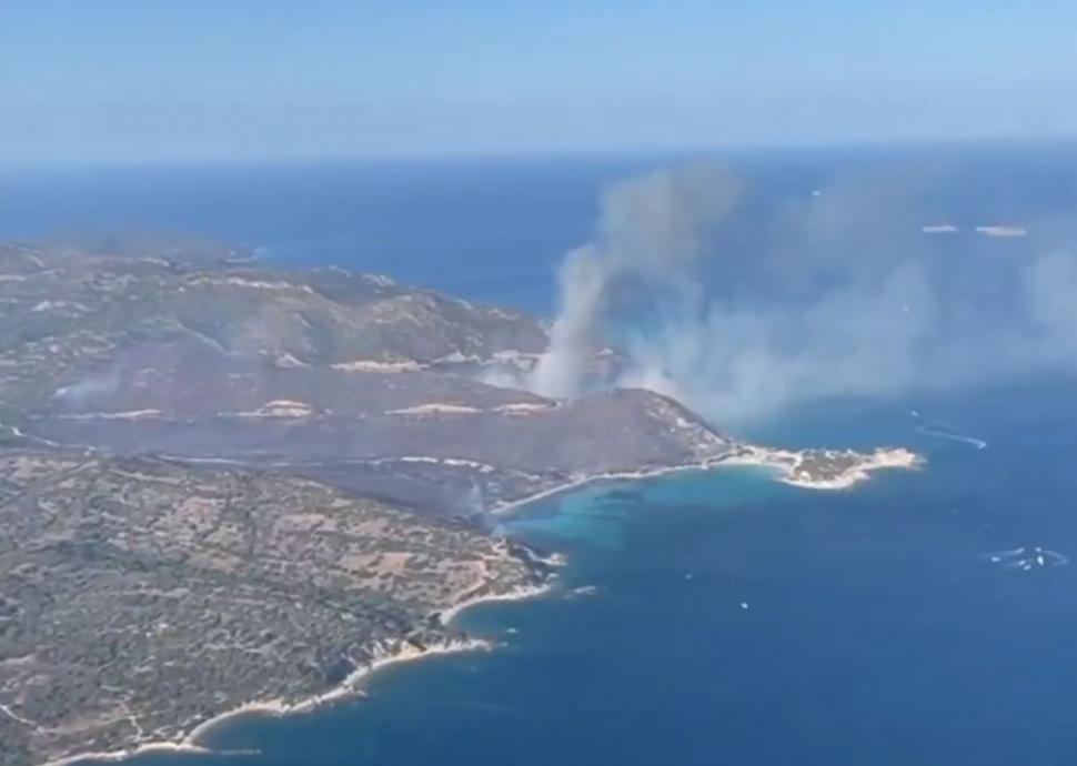 Imagini apocaliptice cu incendiile de vegetaţie din Europa. Zeci de turişti, evacuaţi de pe plaje cu bărci şi elicoptere în Italia 993792