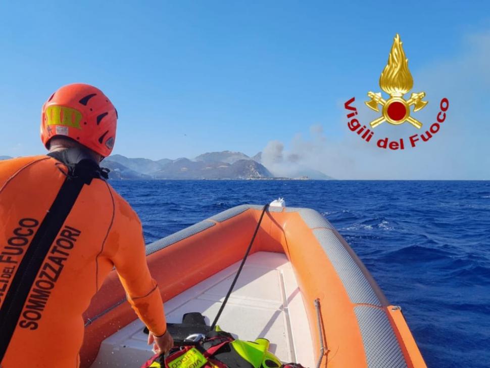 Imagini apocaliptice cu incendiile de vegetaţie din Europa. Zeci de turişti, evacuaţi de pe plaje cu bărci şi elicoptere în Italia 993793