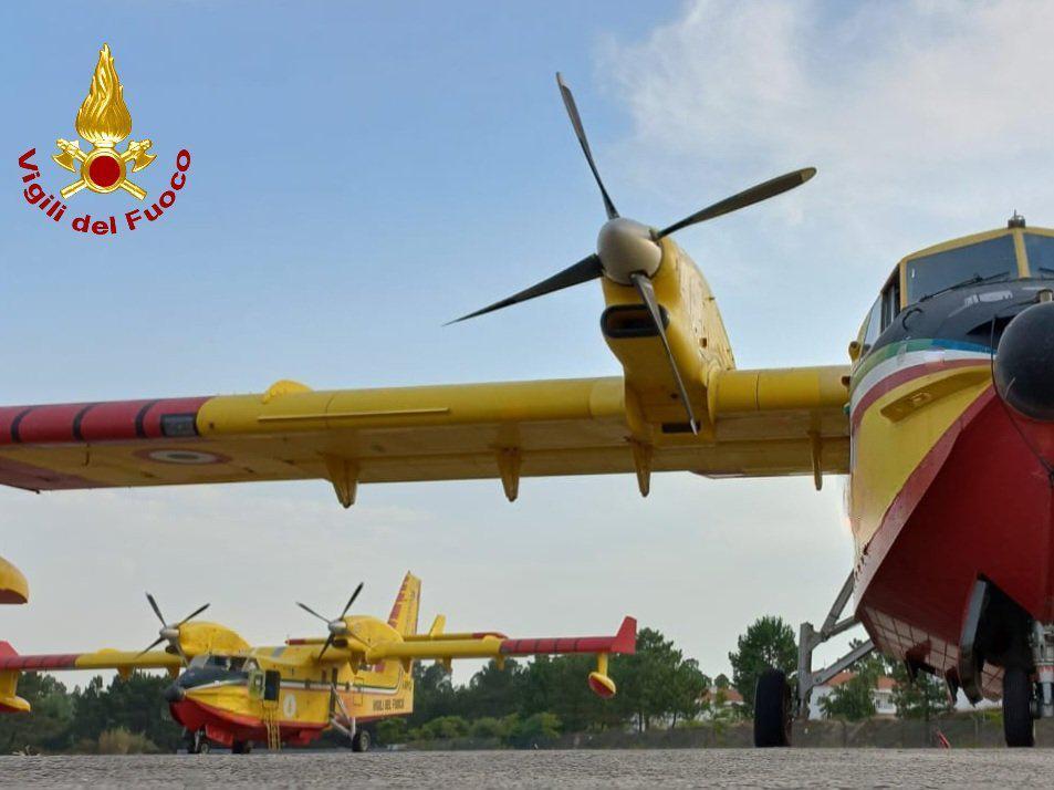 Imagini apocaliptice cu incendiile de vegetaţie din Europa. Zeci de turişti, evacuaţi de pe plaje cu bărci şi elicoptere în Italia 993794