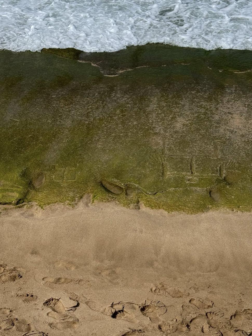 Petroglife hawaiiene antice au ieșit la suprafață pe o plajă din Oahu, la un deceniu după ce au dispărut. Localnicii spun că e un mesaj 994040