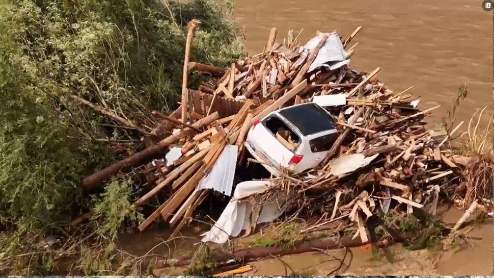 Prăpăd în Suceava și Neamț. Oamenii sunt salvați cu elicopterul din casele și mașinile măturate de viituri 993826