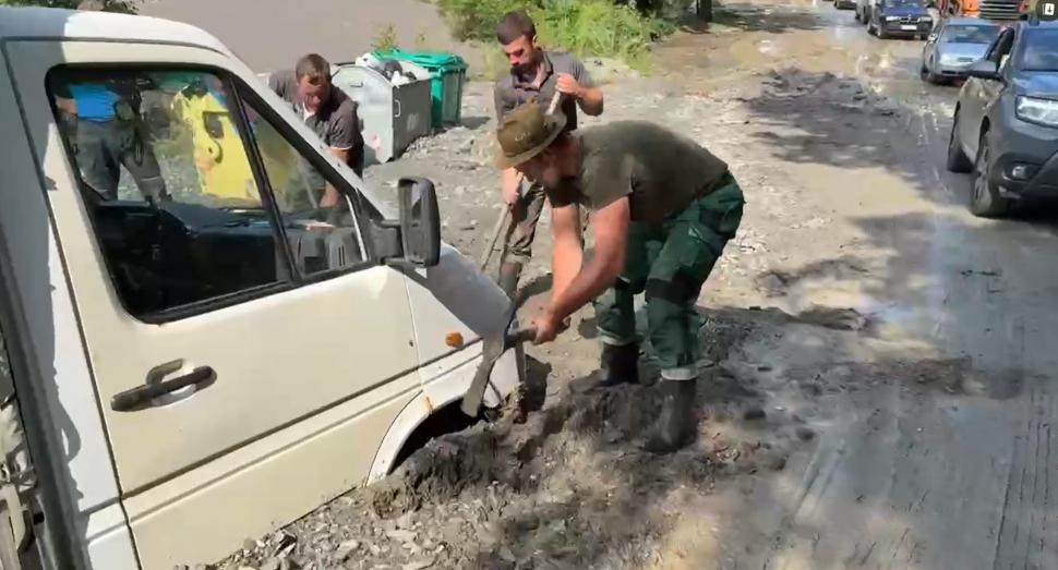 Prăpăd în Suceava și Neamț. Oamenii sunt salvați cu elicopterul din casele și mașinile măturate de viituri 993827