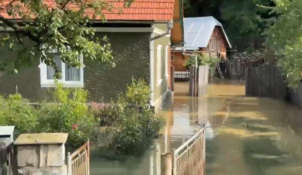 Prăpăd în Suceava și Neamț. Oamenii sunt salvați cu elicopterul din casele și mașinile măturate de viituri 993828