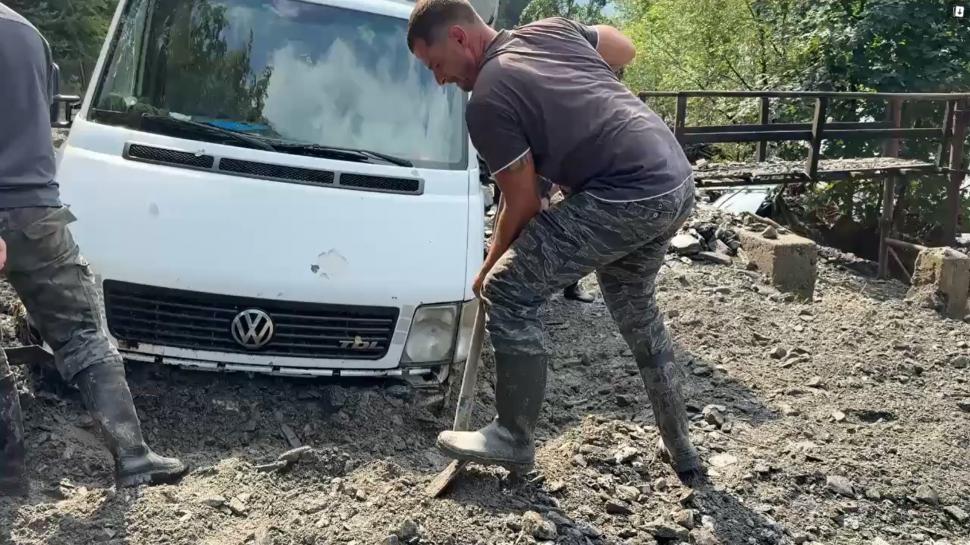 Prăpăd în Suceava și Neamț. Oamenii sunt salvați cu elicopterul din casele și mașinile măturate de viituri 993830