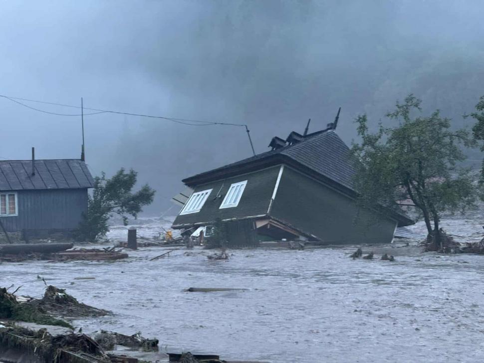 Prăpăd în Suceava și Neamț. Oamenii sunt salvați cu elicopterul din casele și mașinile măturate de viituri 993831