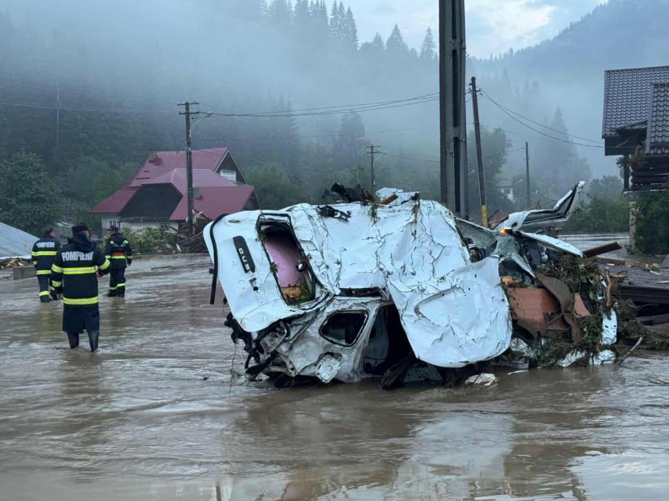 Prăpăd în Suceava și Neamț. Oamenii sunt salvați cu elicopterul din casele și mașinile măturate de viituri 993832