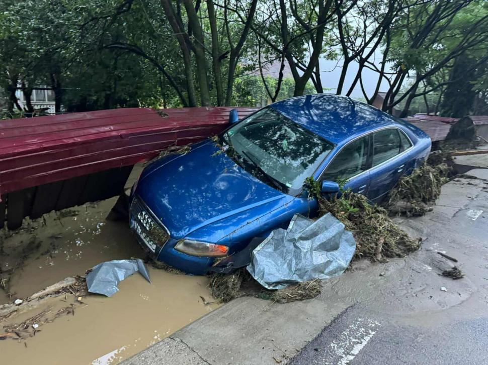 Prăpăd în Suceava și Neamț. Oamenii sunt salvați cu elicopterul din casele și mașinile măturate de viituri 993833