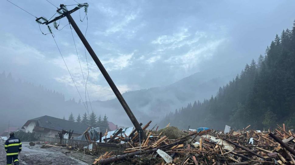 Prăpăd în Suceava și Neamț. Oamenii sunt salvați cu elicopterul din casele și mașinile măturate de viituri 993834