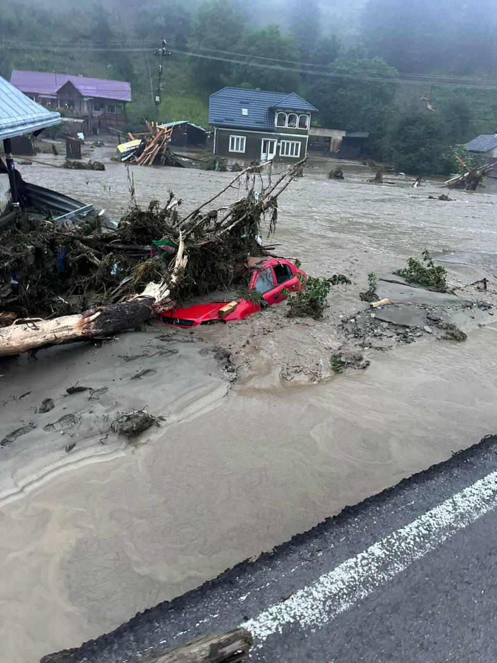 Prăpăd în Suceava și Neamț. Oamenii sunt salvați cu elicopterul din casele și mașinile măturate de viituri 993835