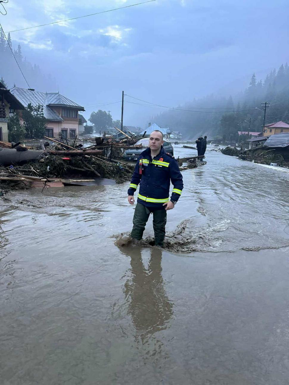 Prăpăd în Suceava și Neamț. Oamenii sunt salvați cu elicopterul din casele și mașinile măturate de viituri 993836