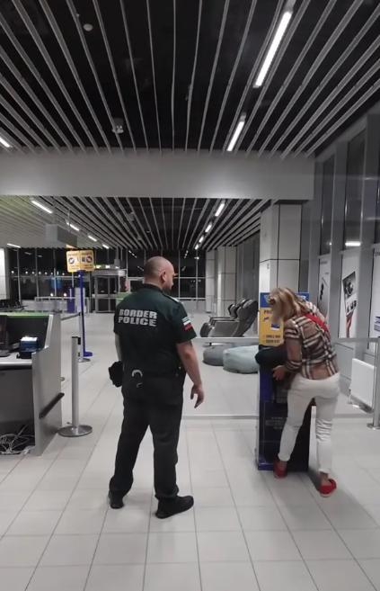 Scene șocante cu o pasageră care cade în genunchi plângând pentru că nu a fost lăsată să urce în avion din cauza bagajului prea mare 994000