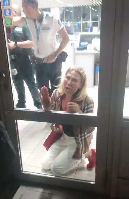 Scene șocante cu o pasageră care cade în genunchi plângând pentru că nu a fost lăsată să urce în avion din cauza bagajului prea mare 994001