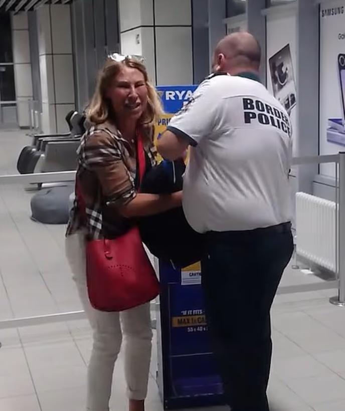 Scene șocante cu o pasageră care cade în genunchi plângând pentru că nu a fost lăsată să urce în avion din cauza bagajului prea mare 994002