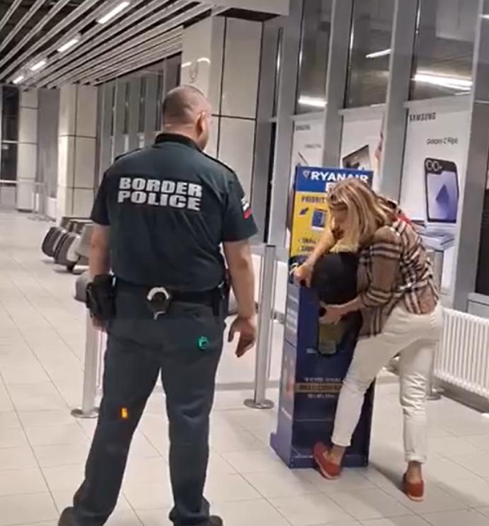 Scene șocante cu o pasageră care cade în genunchi plângând pentru că nu a fost lăsată să urce în avion din cauza bagajului prea mare 994003