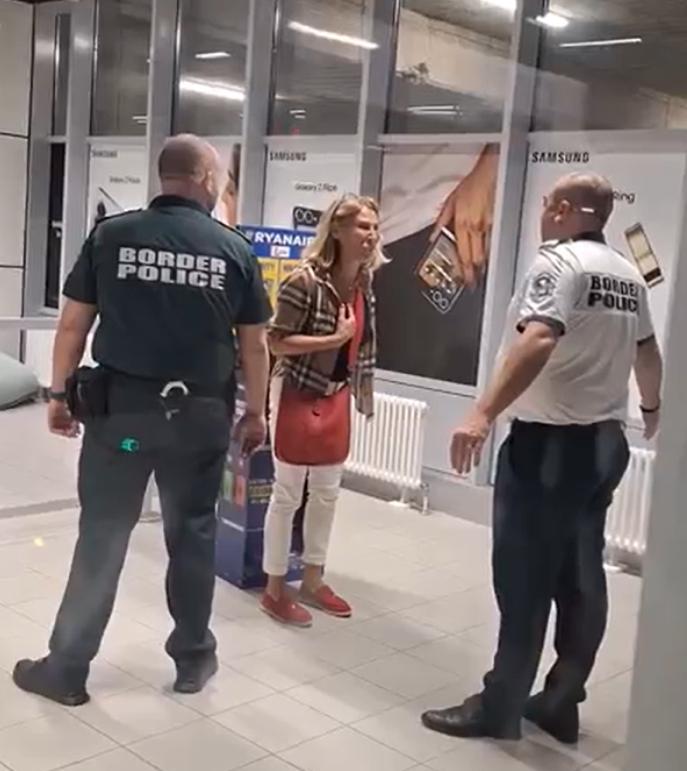 Scene șocante cu o pasageră care cade în genunchi plângând pentru că nu a fost lăsată să urce în avion din cauza bagajului prea mare 994004