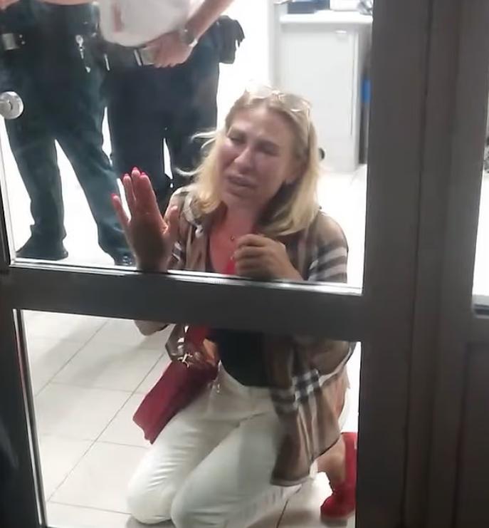 Scene șocante cu o pasageră care cade în genunchi plângând pentru că nu a fost lăsată să urce în avion din cauza bagajului prea mare 994005