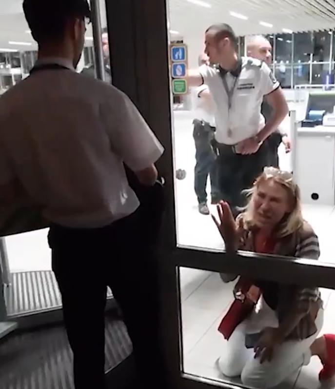 Scene șocante cu o pasageră care cade în genunchi plângând pentru că nu a fost lăsată să urce în avion din cauza bagajului prea mare 994006