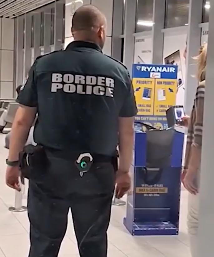 Scene șocante cu o pasageră care cade în genunchi plângând pentru că nu a fost lăsată să urce în avion din cauza bagajului prea mare 994007