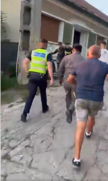 Un poliţist din Caraş-Severin a fost atacat de mai mulţi oameni, după ce a oprit un bărbat beat care conducea un ATV  993817