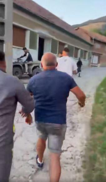 Un poliţist din Caraş-Severin a fost atacat de mai mulţi oameni, după ce a oprit un bărbat beat care conducea un ATV  993819